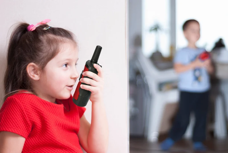 Alecto FR115RD - Set mit 2 Walkie Talkies für Kinder, Reichweite von bis zu 7 Kilometern, Rot/Schwarz
