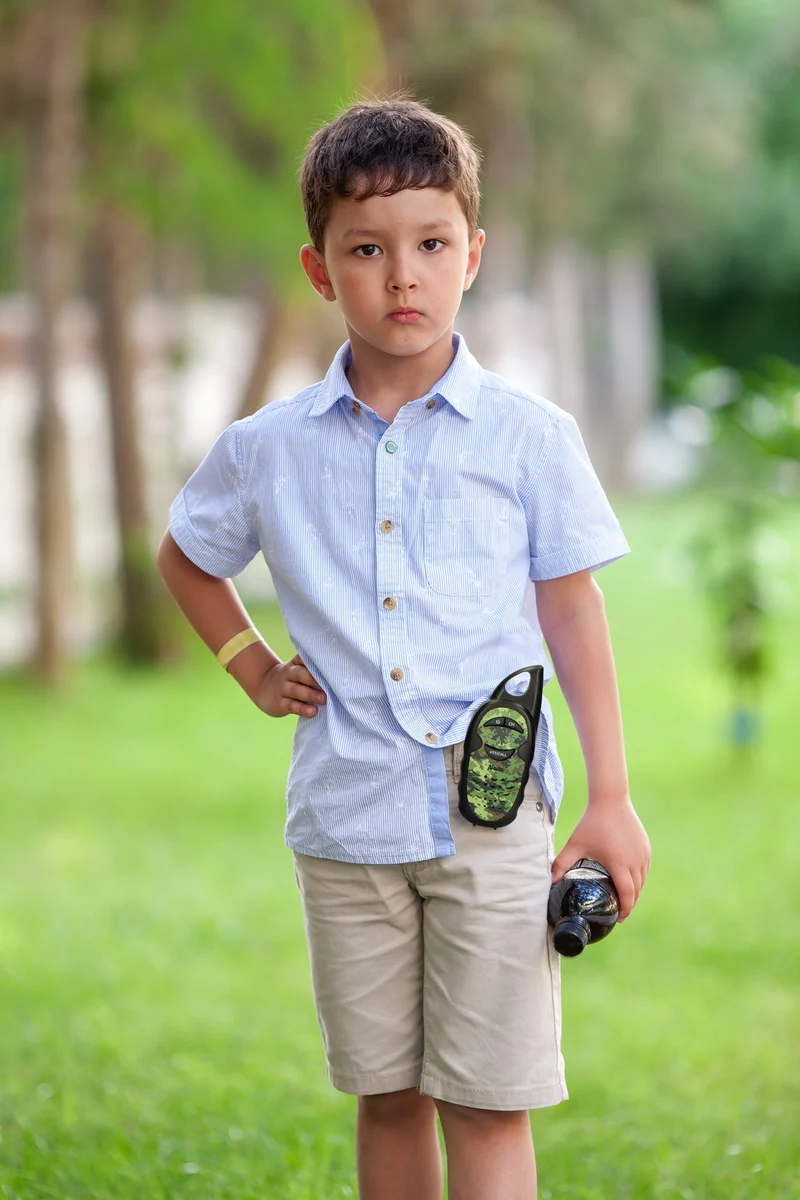 Alecto FR-05CAMO - Set mit zwei Walkie Talkies für Kinder, Reichweite von bis zu 3 Kilometern, Camouflage
