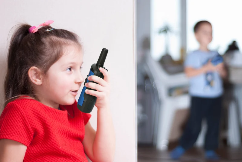 Alecto FR-115BW - Set mit zwei Walkie Talkies für Kinder, Reichweite von bis zu 7 Kilometern, Blau/Schwarz