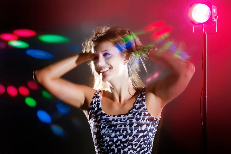 Alecto LE-180 - LED Discolampe, Effektstrahler mit DMX-Ein- und Ausgang und 8 vorprogrammierte Lichteffekte