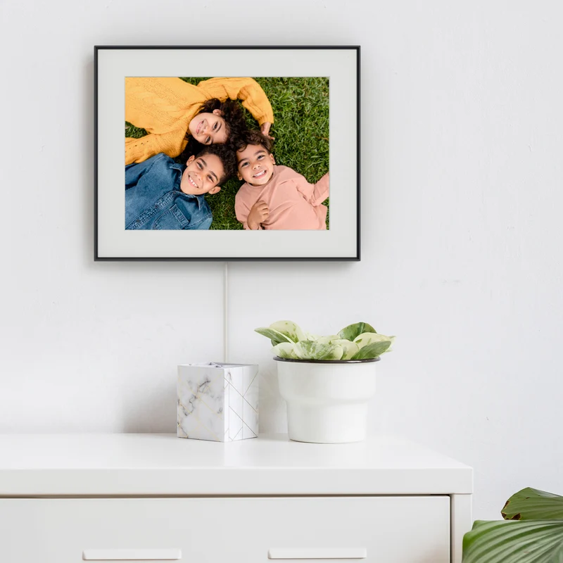 Walden by Aura Intelligent Digital Picture Frame 15 Zoll HD WLAN Ink (Dunkel) oder Clay (Hell)