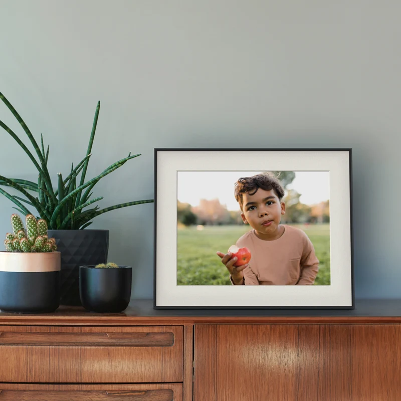 Walden by Aura Intelligent Digital Picture Frame 15 Zoll HD WLAN Ink (Dunkel) oder Clay (Hell)