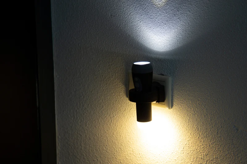 Alecto ATL-110ZT - Aufladbare LED-Taschenlampe/LED-Nachtlicht mit Sensor, Schwarz