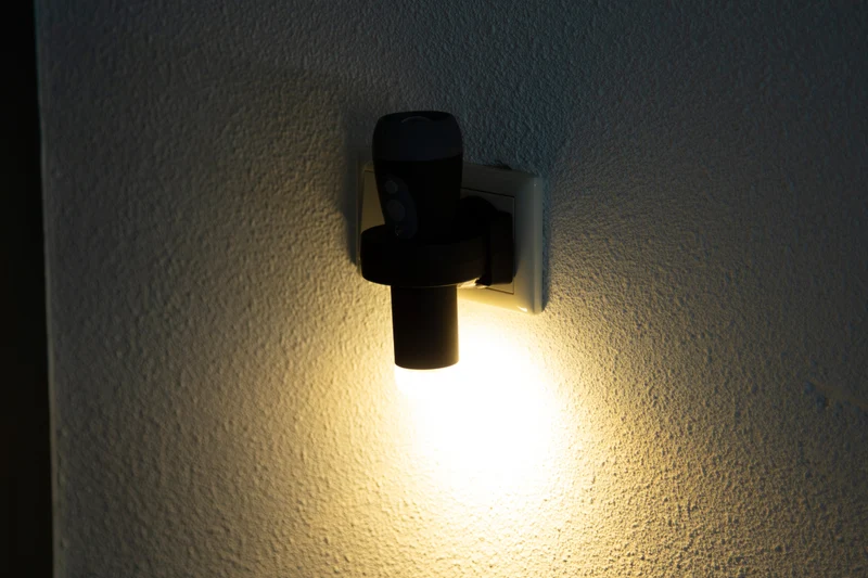 Alecto ATL-110ZT - Aufladbare LED-Taschenlampe/LED-Nachtlicht mit Sensor, Schwarz
