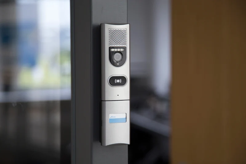 Alecto ADI-250 - Türsprechanlage mit Kamera und 3.5" Farbdisplay, Weiß/Silber