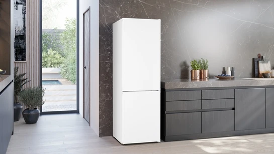 iQ300 Freistehende Kühl-Gefrier-Kombination mit Gefrierbereich unten 186 x 60 cm Weiß, Total noFrost KG36NVWCG